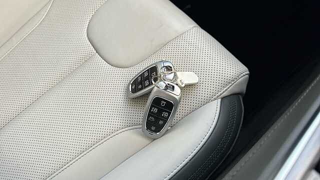 Hyundai SANTA FE 1.6 TGDi Hybrid Ultimate 5dr 4WD Auto Hybrid Estate White