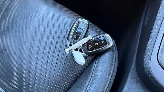 Hyundai KONA 1.6 GDi Hybrid Ultimate 5dr DCT Hybrid Hatchback Red