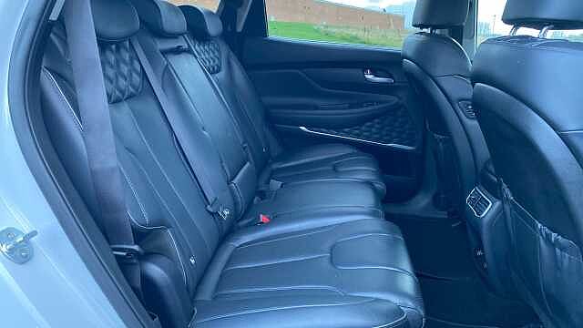 Hyundai SANTA FE 1.6 TGDi Plug-in Hybrid Ultimate 5dr 4WD Auto Estate White