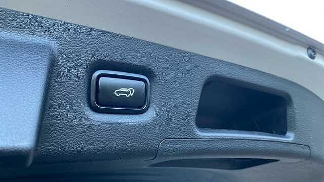 Hyundai SANTA FE 1.6 TGDi Plug-in Hybrid Ultimate 5dr 4WD Auto Estate White