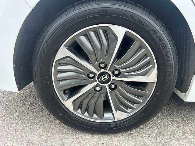 Hyundai IONIQ Plug-In Hybrid 1.6 h-GDi 8.9kWh Premium SE DCT Euro 6 (s/s) 5dr