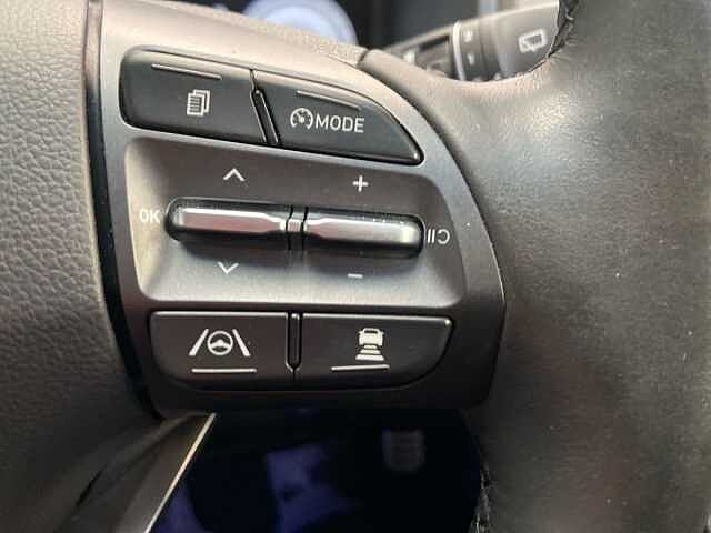 Hyundai Kona 64kWh Premium SUV 5dr Electric Auto (10.5kW Charger) (204 ps)
