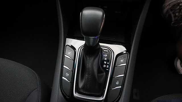 Hyundai IONIQ 1.6 h-GDi GPF Premium Hatchback 5dr Petrol Hybrid DCT Euro 6 (s/s) (141 ps)