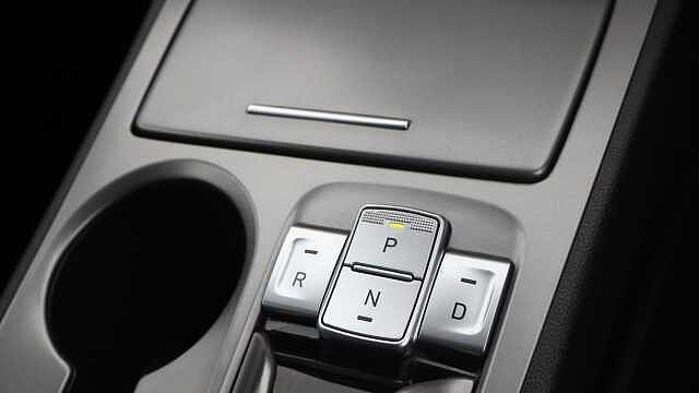Hyundai KONA 64kWh Premium SUV 5dr Electric Auto (10.5kW Charger) (204 ps)
