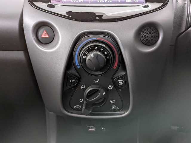 Toyota AYGO 1.0 VVT-i x-play Euro 6 5dr (Safety Sense)