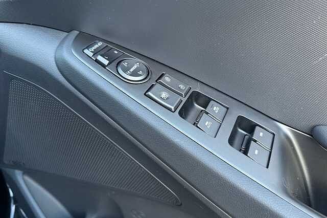 Hyundai IONIQ 1.6 GDi Hybrid Premium 5dr DCT Black