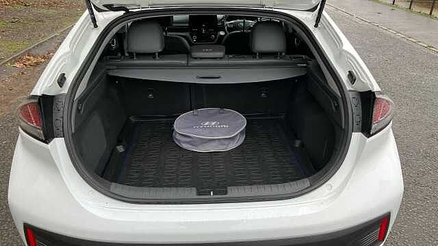 Hyundai IONIQ 100kW Premium SE 38kWh 5dr Auto Electric Hatchback White