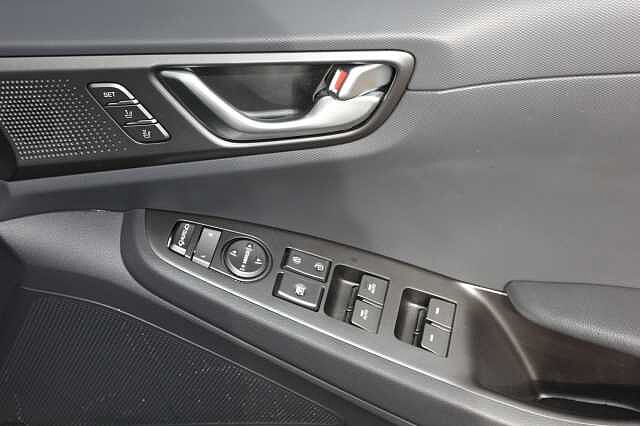 Hyundai Ioniq 1.6 GDi Plug-in Hybrid Premium SE 5dr DCT
