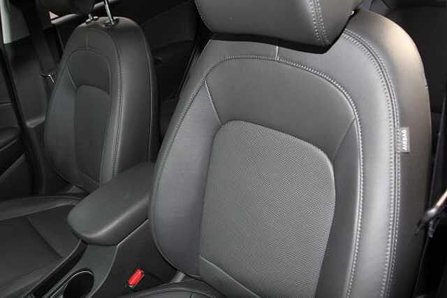 Hyundai KONA 1.6 GDi Hybrid Ultimate 5dr DCT Red