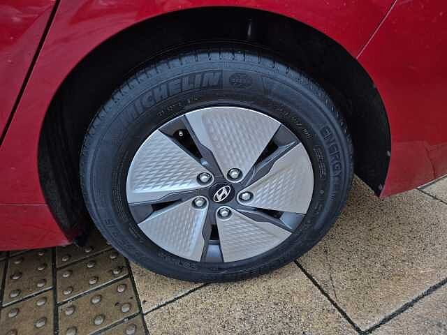 Hyundai IONIQ 1.6 GDi Hybrid Premium 5dr DCT Red