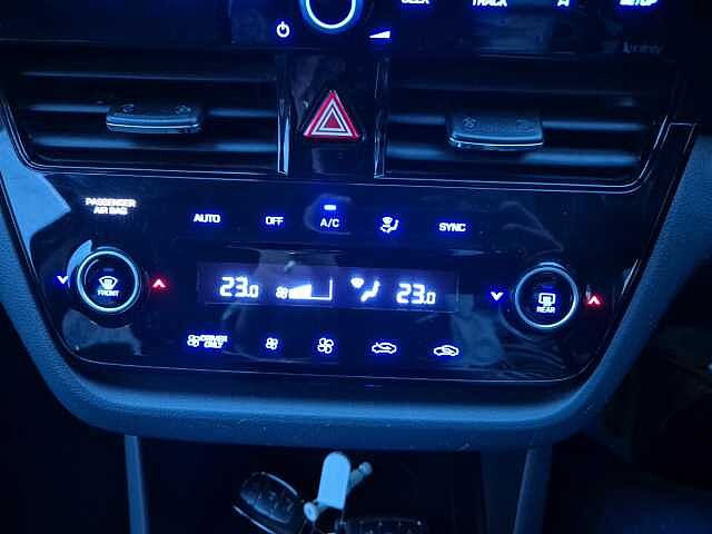 Hyundai IONIQ 1.6 GDi Hybrid Premium 5dr DCT Red