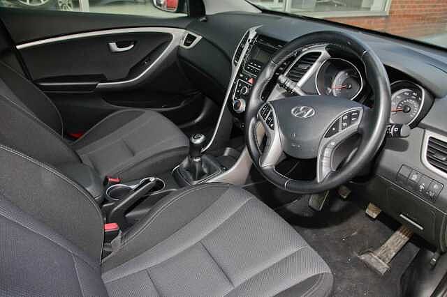 Hyundai I30 1.6 CRDi SE Blue Drive (110 PS) 5 Door Silver