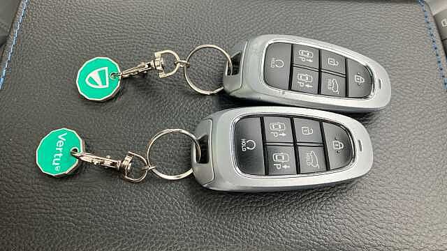 Hyundai SANTA FE 1.6 TGDi Hybrid Ultimate 5dr 4WD Auto Hybrid Estate Grey