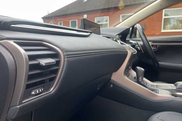 Lexus Nx 300h 2.5 Takumi 5dr CVT [Pan roof]