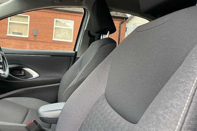 Toyota Yaris 1.5 Hybrid Design 5dr CVT