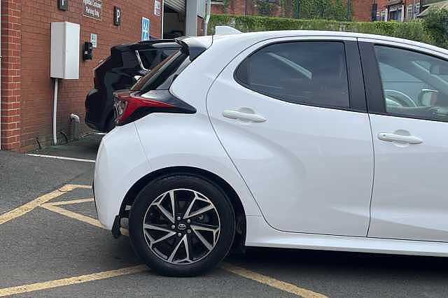 Toyota Yaris 1.5 Hybrid Design 5dr CVT