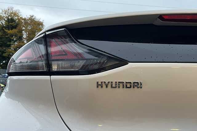 Hyundai IONIQ 1.6 GDi Plug-in Hybrid Premium SE 5dr DCT White