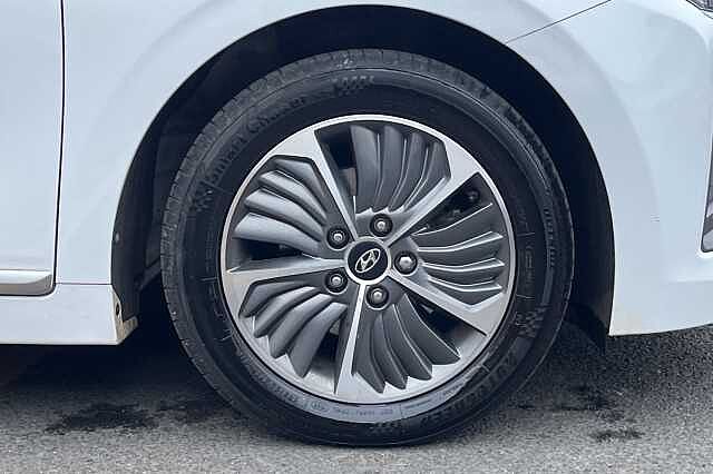 Hyundai IONIQ 1.6 GDi Plug-in Hybrid Premium SE 5dr DCT White