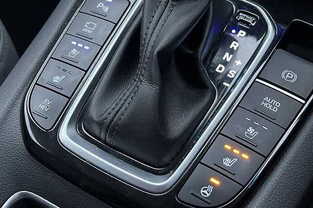 Hyundai IONIQ 1.6 GDi Plug-in Hybrid Premium SE 5dr DCT White