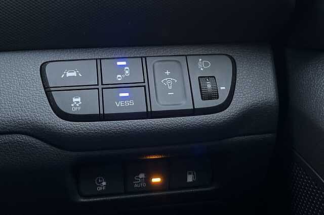 Hyundai IONIQ 1.6 GDi Plug-in Hybrid Premium SE 5dr DCT White