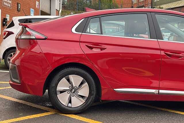 Hyundai IONIQ 1.6 GDi Hybrid Premium 5dr DCT Red