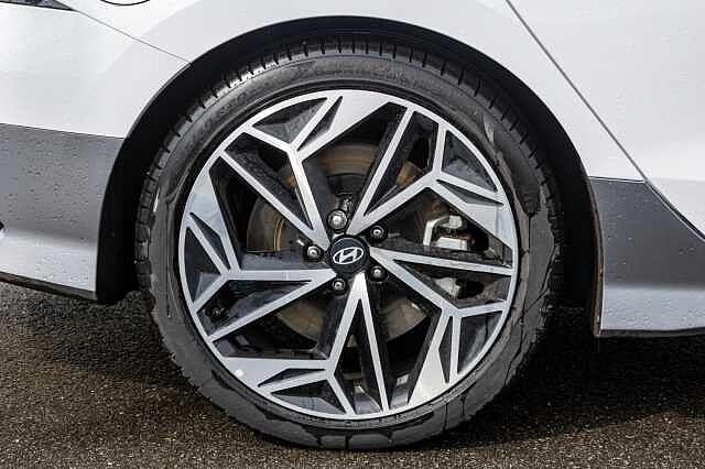 Hyundai IONIQ 6 E (228ps) Premium 77kWh (Single Motor) RWD