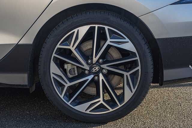 Hyundai IONIQ 6 E (228ps) Premium 77kWh (Single Motor) RWD