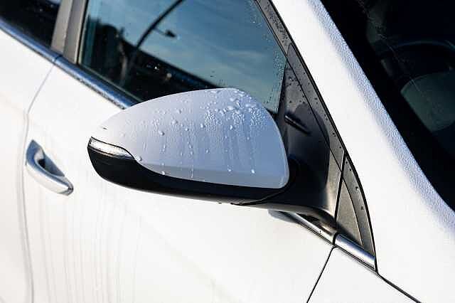 Hyundai IONIQ 1.6 GDi Hybrid Premium SE 5dr DCT White