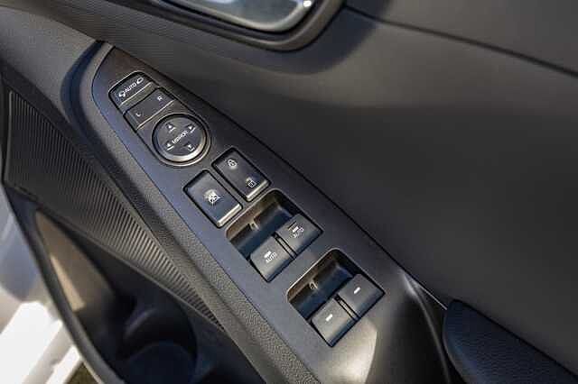 Hyundai IONIQ 1.6 GDi Hybrid Premium SE 5dr DCT White