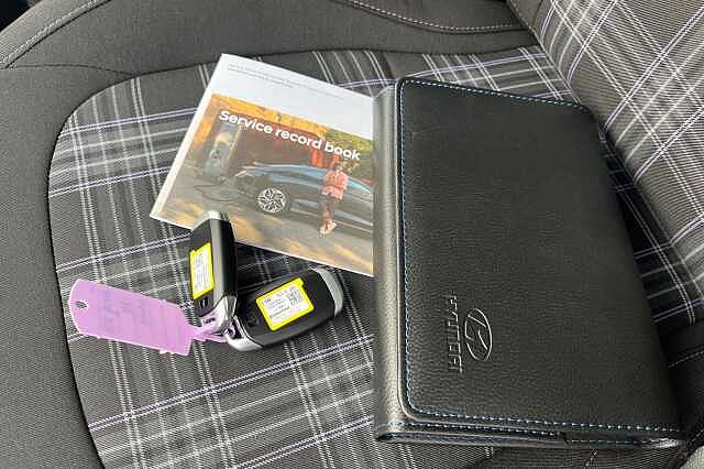 Hyundai I10 1.2 Premium Hatchback 5dr Petrol Auto Euro 6 (s/s) (79 Ps) Atlas White