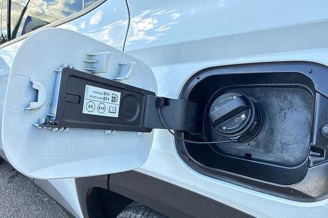 Hyundai TUCSON 1.6 H T Gdi Premium Suv 5dr Petrol Hybrid Auto Euro 6 (s/s) (230 Ps) Polar White