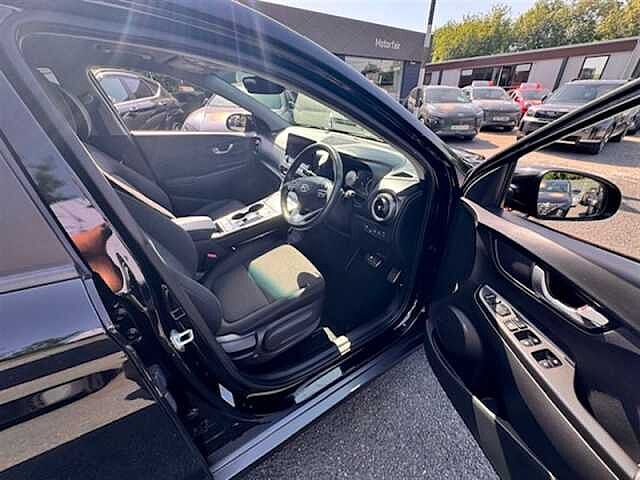 Hyundai KONA 39kWh Premium SUV 5dr Electric Auto (10.5kW Charger) (136 ps)