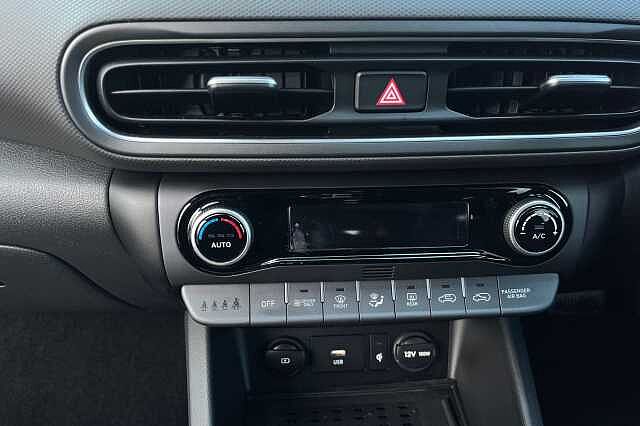 Hyundai KONA 1.6 H Gdi Premium Suv 5dr Petrol Hybrid Dct Euro 6 (s/s) (141 Ps) Atlas White