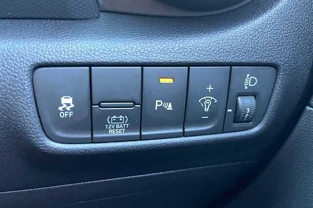 Hyundai KONA 1.6 GDI HYBRID PREMIUM 5DR DCT DIVE BLUE