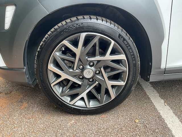 Hyundai KONA 1.6 GDi Hybrid Premium 5dr DCT White