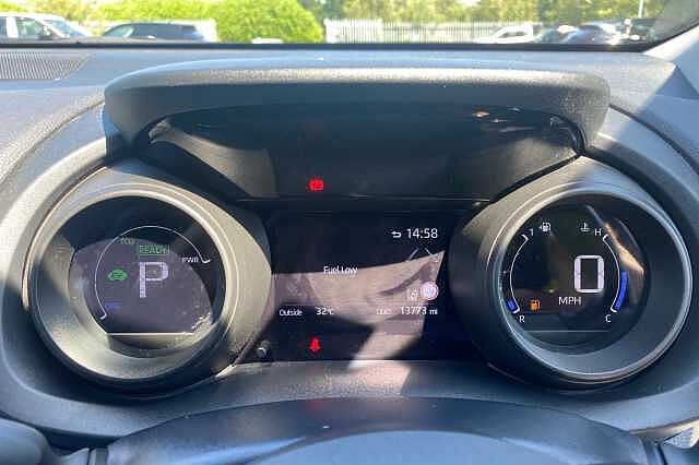 Toyota Yaris 1.5 Hybrid Design 5dr CVT