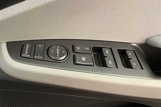 Hyundai IONIQ 1.6 h-GDi 8.9kWh Premium Hatchback 5dr Petrol Plug-in Hybrid DCT Euro 6 (s/s) (1