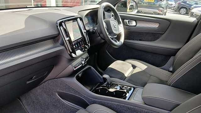 Volvo XC40 2.0 B3 MHEV Plus Dark DCT Auto Euro 6 (s/s) 5dr