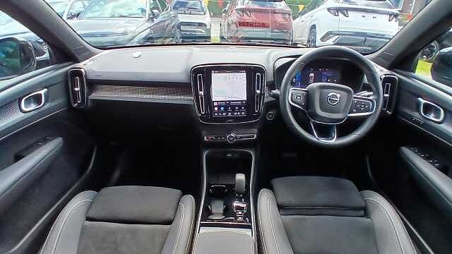 Volvo XC40 2.0 B3 MHEV Plus Dark DCT Auto Euro 6 (s/s) 5dr