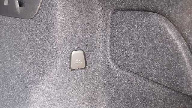 Volvo XC40 2.0 B3 MHEV Plus Dark DCT Auto Euro 6 (s/s) 5dr