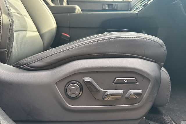 Hyundai SANTA FE 1.6 TGDi Hybrid Calligraphy 5dr Auto **SIDE STEPS FITTED**