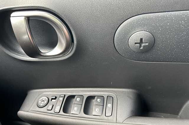 Hyundai INSTER 02 Long Range Auto (115ps) White