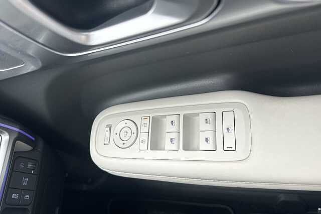 Hyundai SANTA FE 1.6 TGDi Plug-in Hybrid Ultimate 5dr 4WD Auto White