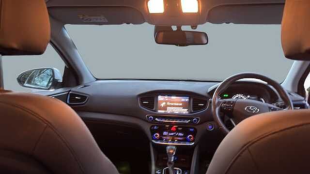 Hyundai IONIQ 1.6 h-GDi Premium SE Hatchback 5dr Petrol Hybrid DCT Euro 6 (s/s) (141 ps) Atlas White/Black Shadow Lt