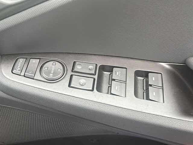 Hyundai IONIQ 1.6 h-GDi 8.9kWh Premium SE Hatchback 5dr Petrol Plug-in Hybrid DCT Euro 6 (s/s)